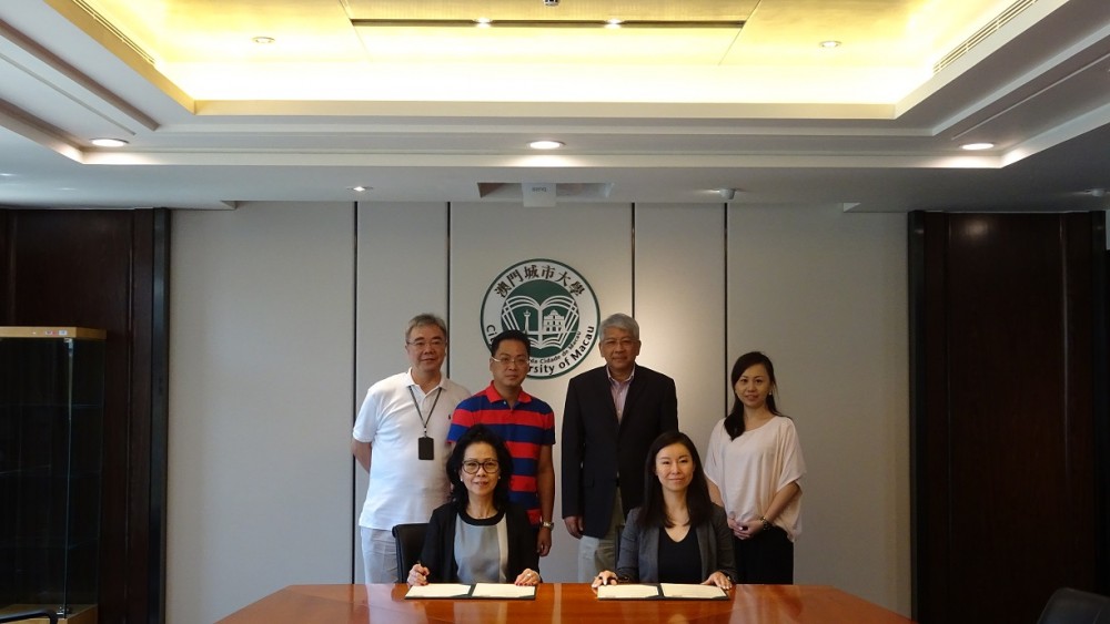 Prof. Eva Khong and Ms. Erica Chen signing the MOU