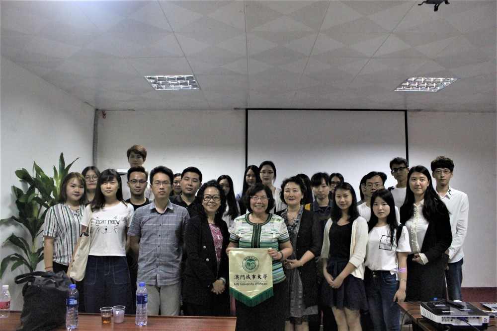 Group photo of Dr. Yu Xuehua and FOB teachers and students