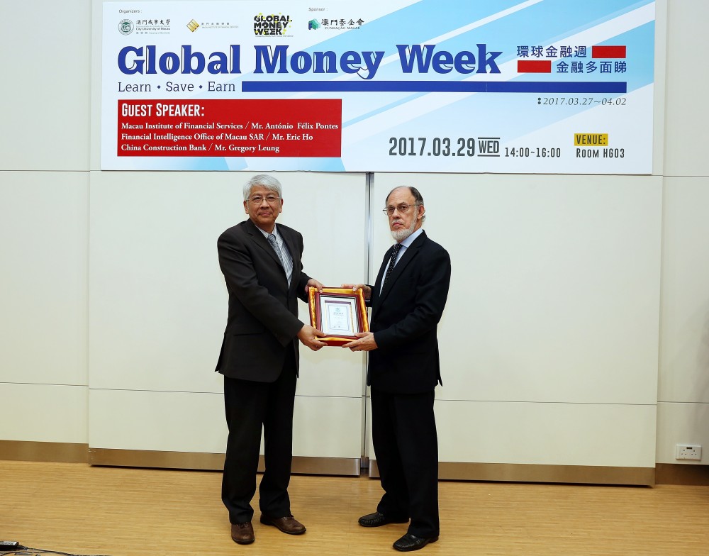 Rector Shu Guang Zhang presents a souvenir to Mr. António José Félix Pontes