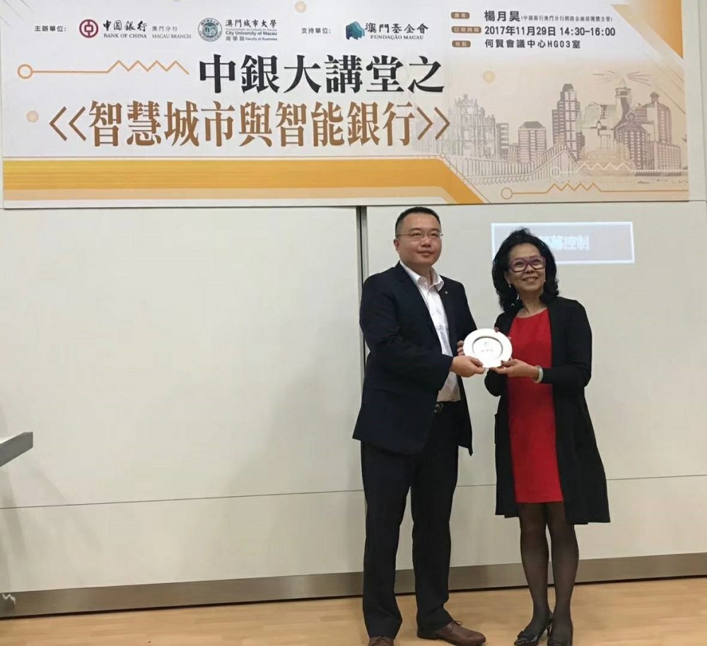 Prof. Khong presents souvenir to Mr. Yang