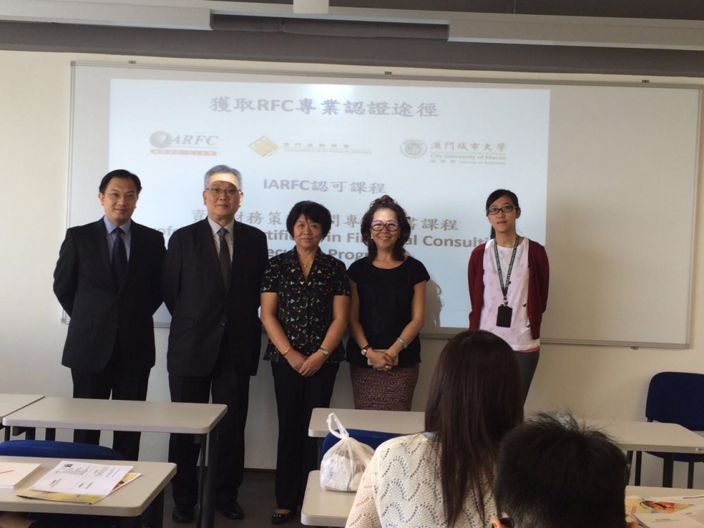 School leaders together with the lecturer