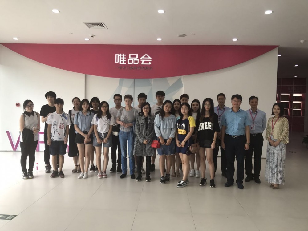 Group photo of International Business Cohort and Vipshop staff members