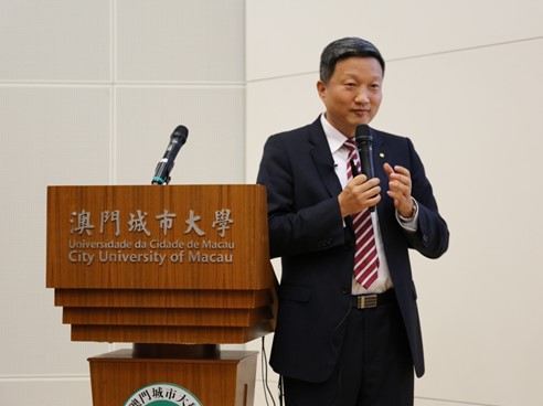 Mr. Yu Jian answers questions from teachers and students
