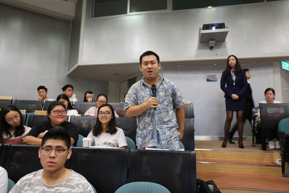 FOB students raise lively questions during the discussion session