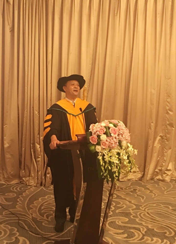 Representative of Alumni, Dr. Huang delivering a speech