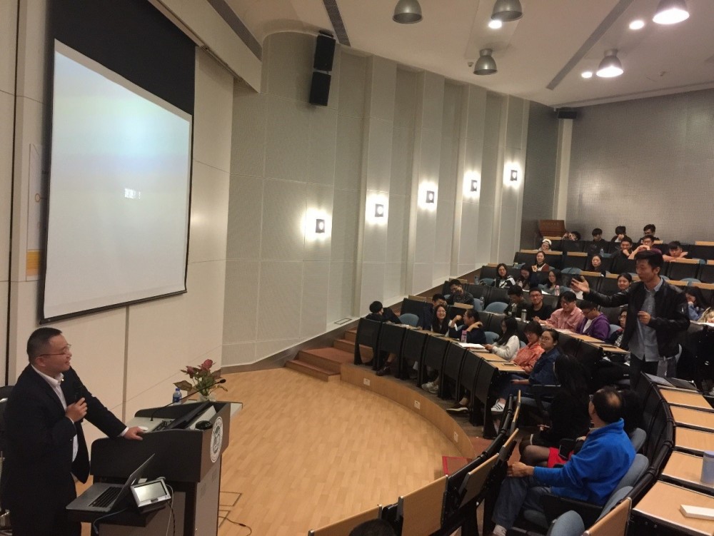 Students take the initiative to raise questions