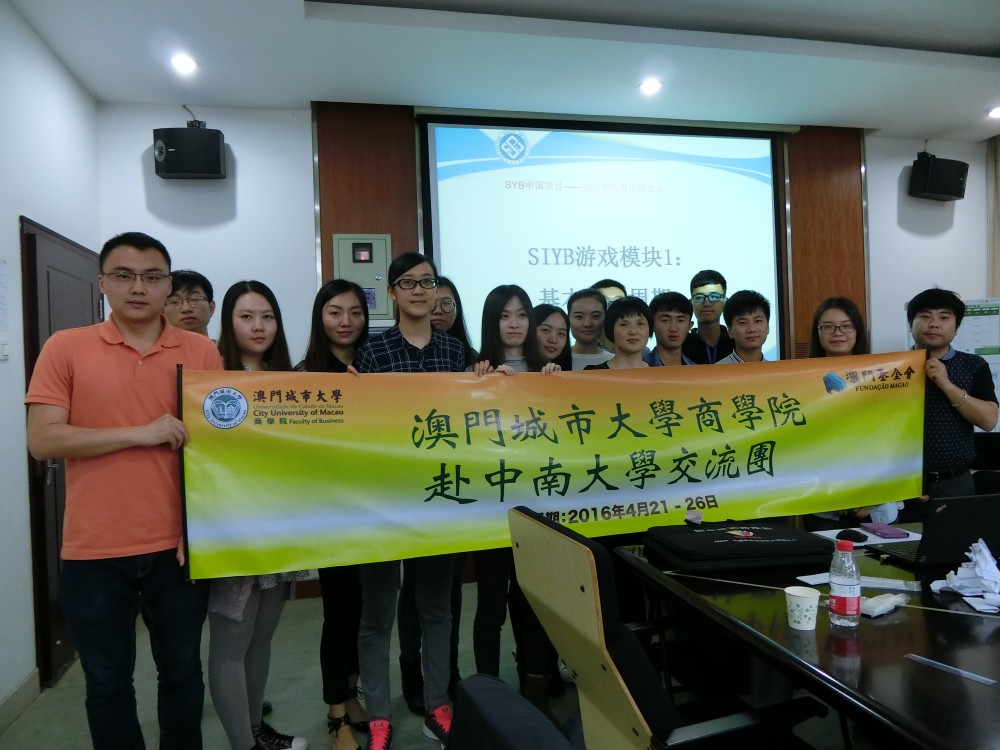 The Group took a photo with the lecturer after a Business Management Game