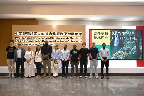 FOB Organizes International Students' Visit to China-Portuguese-speaking Countries Platform Exhibiti...