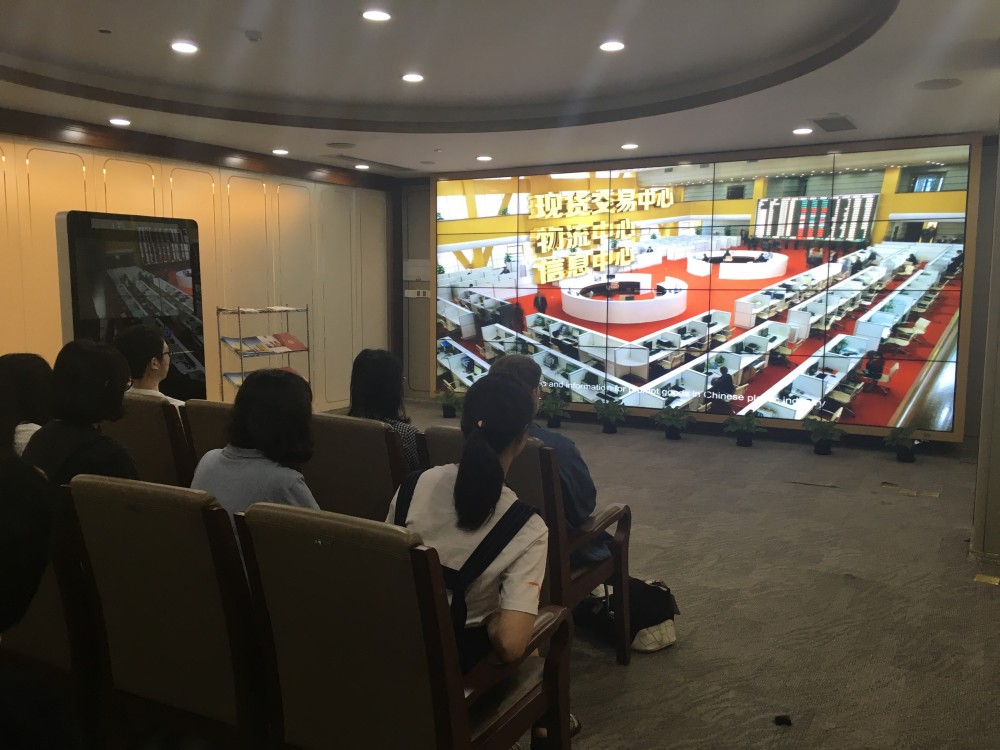 The International Business Cohort watches videos on the Hongdaxingye Group and Guangdong Plastic Exchange