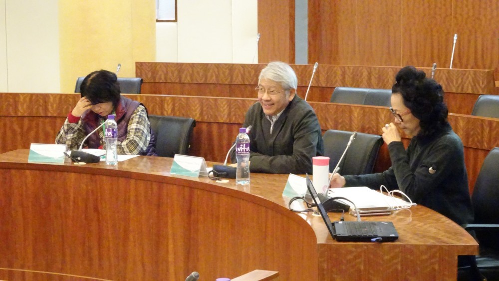 Rector Zhang speaking with students