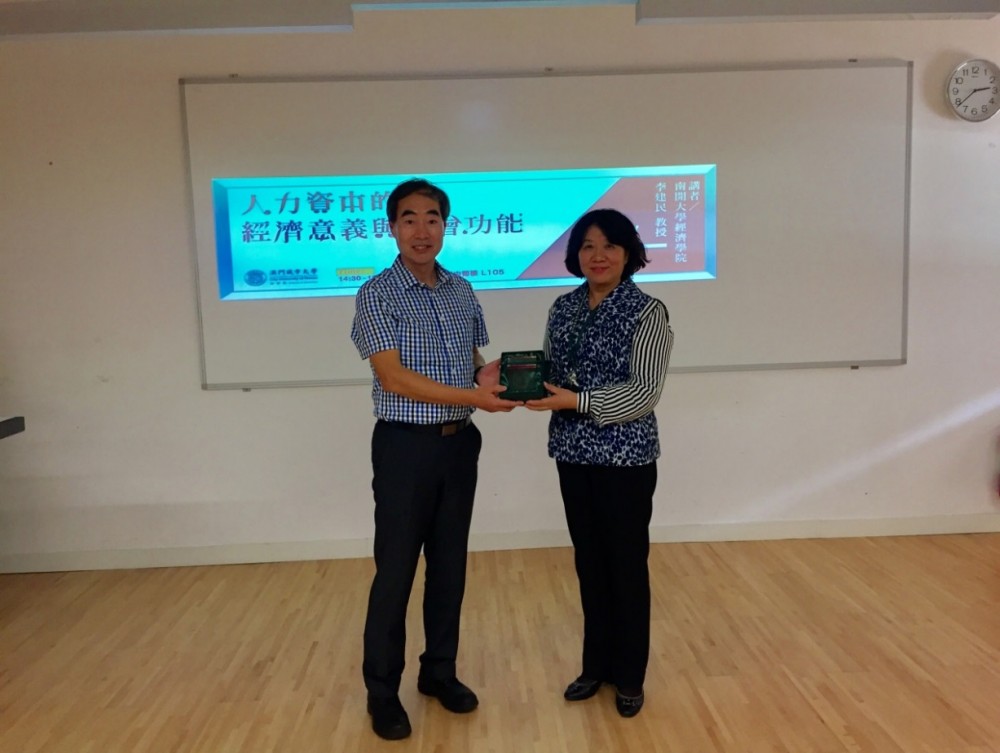 Vice Rector Kong presenting souvenir to Professor Li