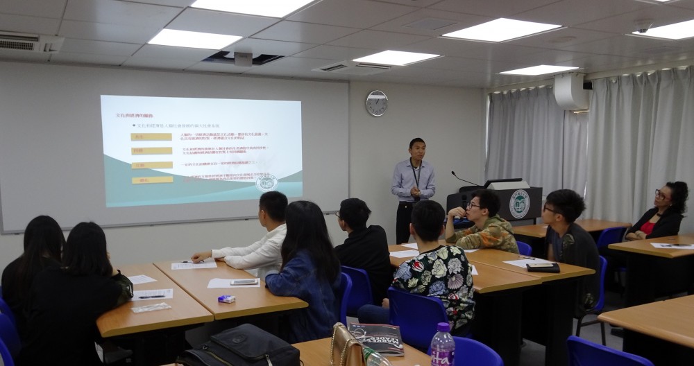 Senior Lecturer Lin Deqin introduces different specializations to students