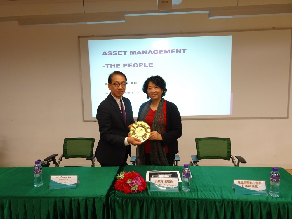 Professor Kong Fanqing, Vice Rector of CityU presented momento to Mr. Danny Au