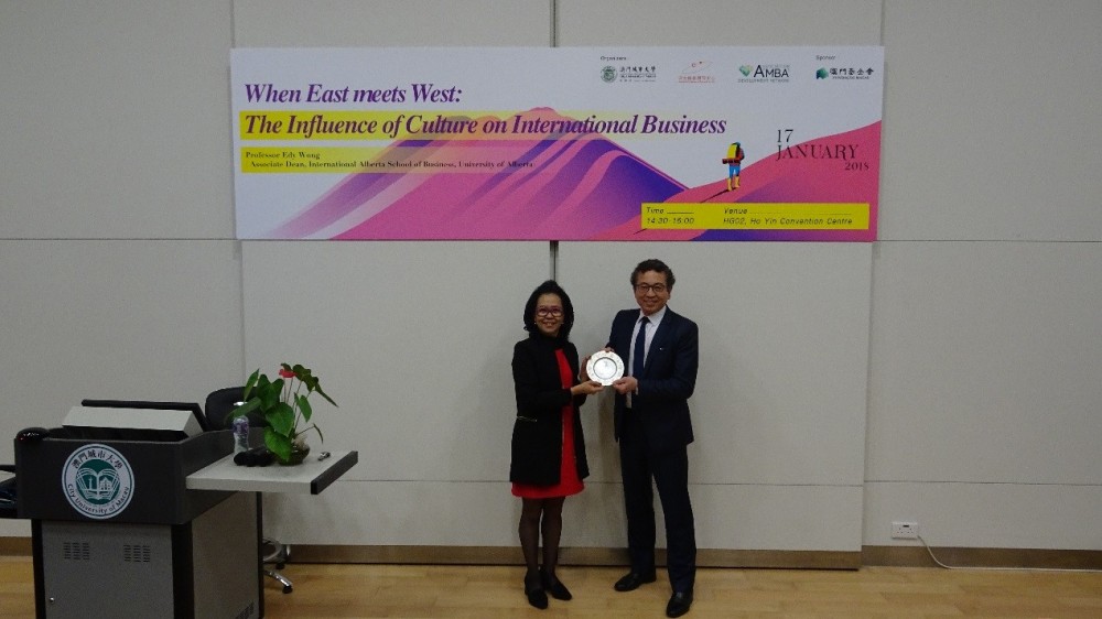 Professor Khong presents souvenir to Professor Edy Wong