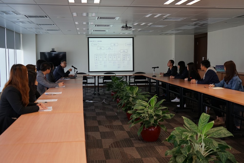 Wing Lung Bank representative briefs bank organization to students