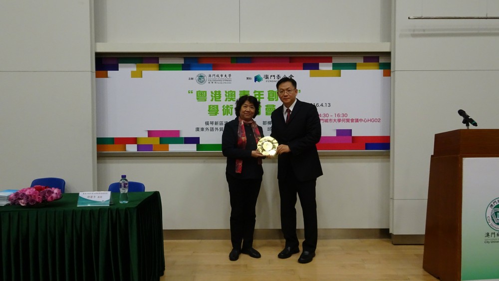 Prof. Kong Fanqing, Vice Rector of CityU presented momento to Prof. Qiu Weinian, Vice Dean of Business School, Guangdong University of Foreign Studies