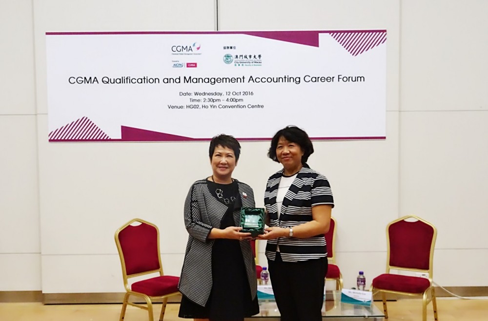 Vice Rector Kong presenting souvenir to Director Lam