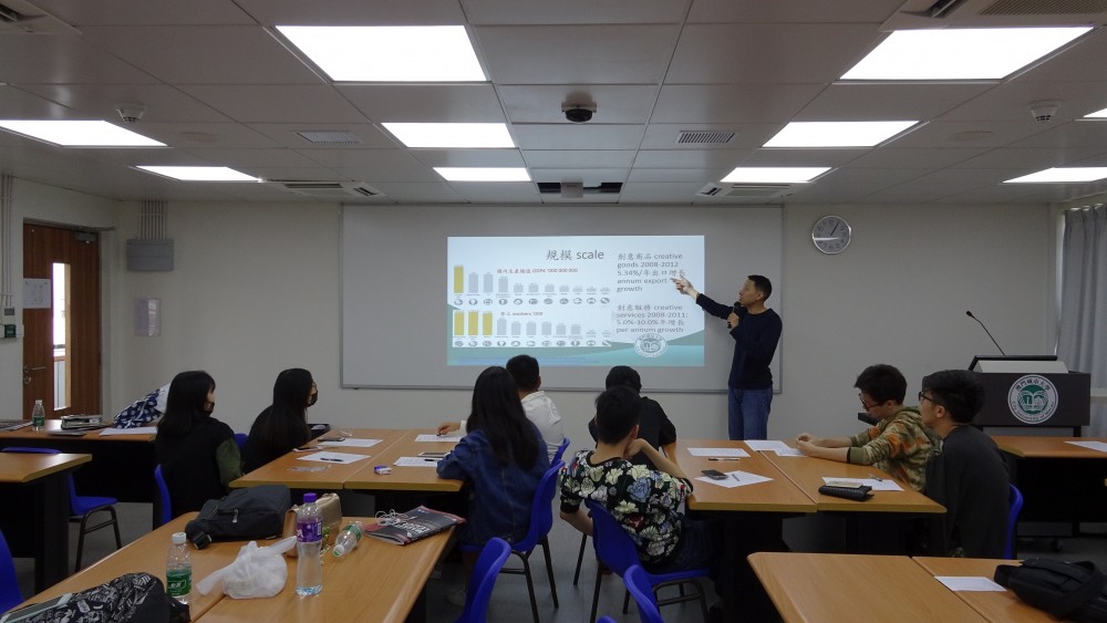 Senior Lecturer Li Chun Lok introduces different specializations to students
