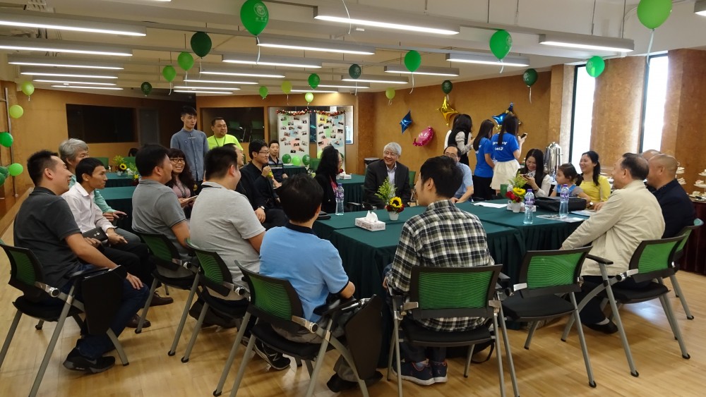 Rector Shu Guang Zhang having a nice conversation with FOB alumni