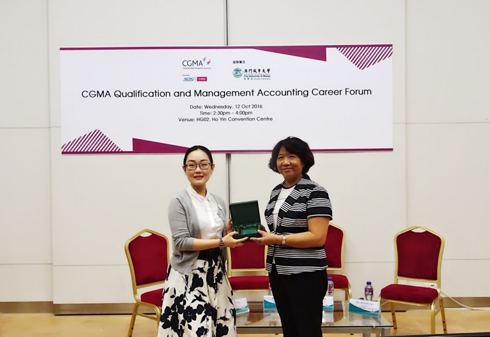 Vice Rector Kong presenting souvenir to Associate Cao