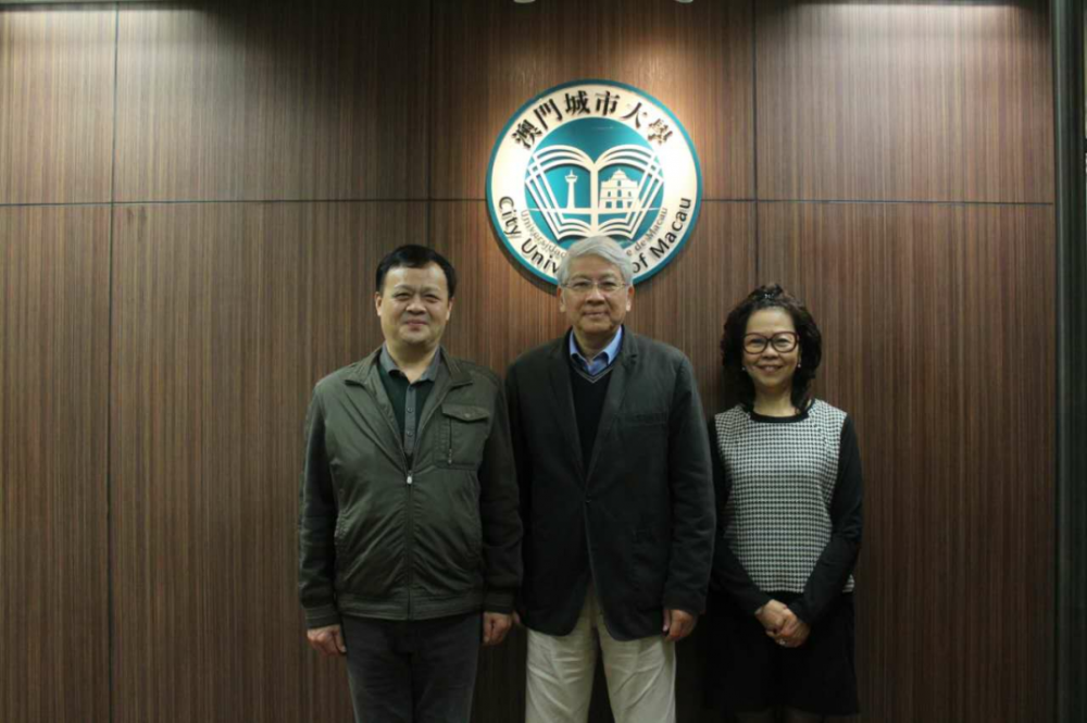 (From Left to Right) Dr. Huang Weiqi, Class Representative of 2006, DBA program; Professor Shu Guang Zhang, Rector of CityU; Associate Professor Eva Khong, Executive Associate Dean of Faculty of Business.