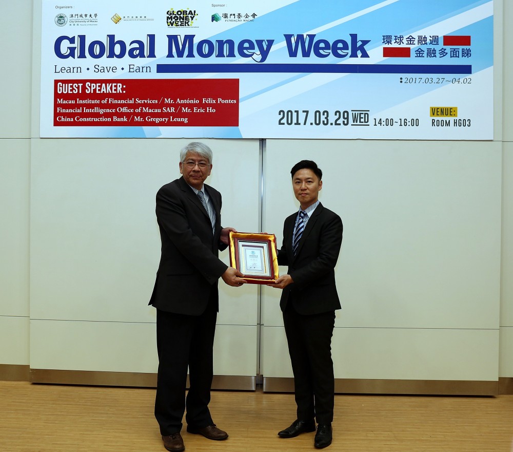 Rector Shu Guang Zhang presents a sourvenir to Mr. Gregory Leung