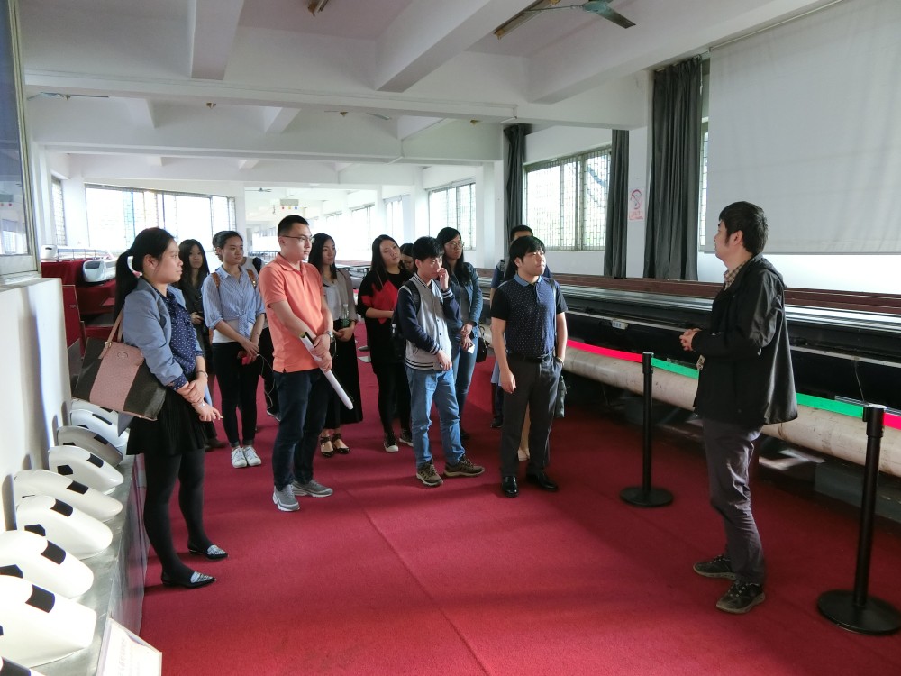 Staff member from the Key Laboratory of Traffic Safety on Track introduced the laboratory to the Group