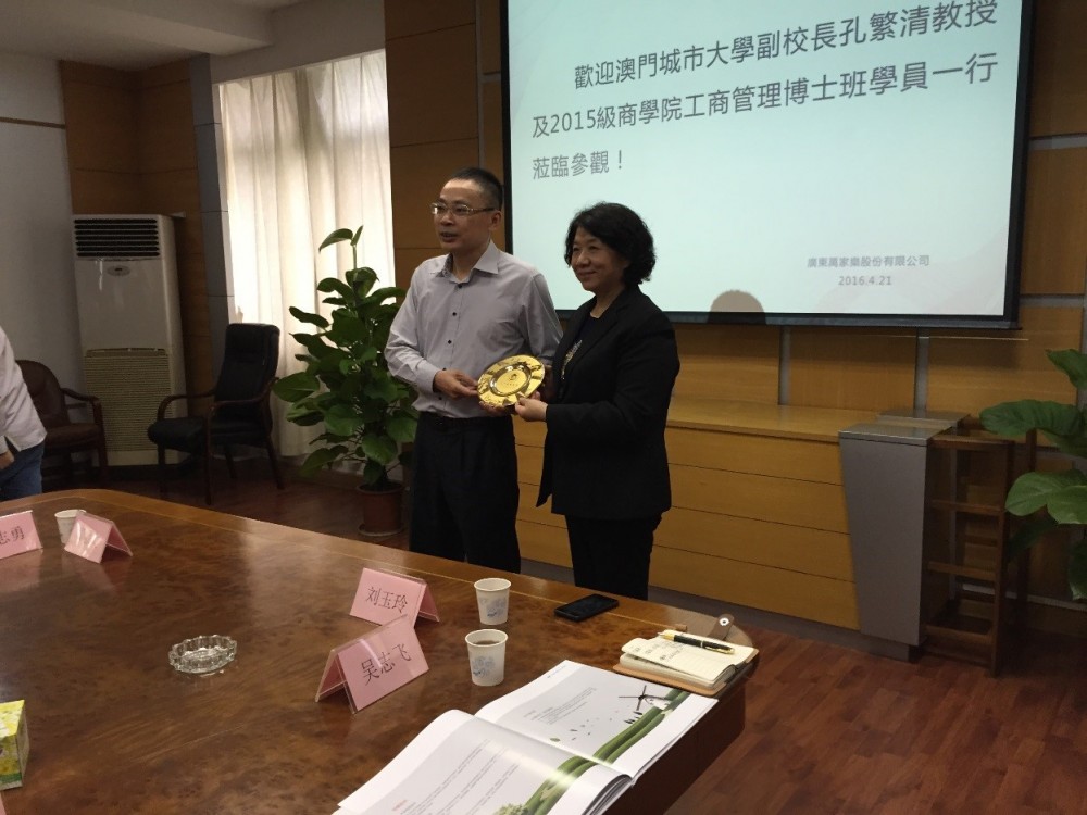 Vice Rector Kong Fanqing presenting a memento to Mr. Huang Zhixiong