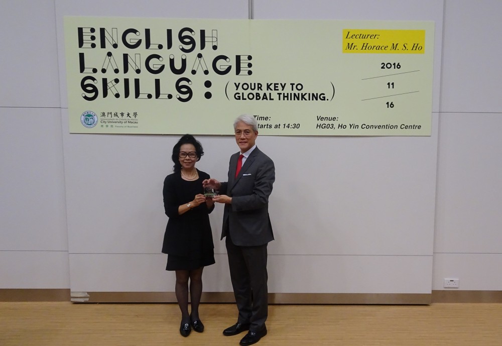 Dr. Eva Khong, the Executive Associate Professor of FOB, presenting souvenir to Mr. Horace Ho