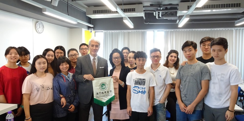 Dr. Eva Khong, the Executive Associate Dean of FOB presented souvenir to Mr. Horace Ho and have group photo with students