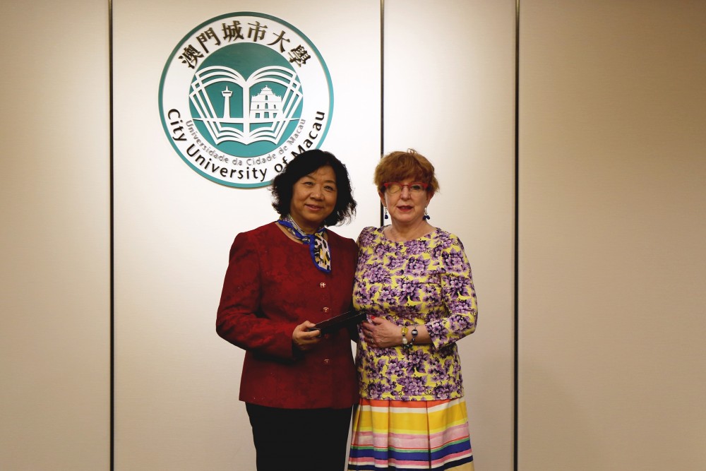 Prof. Kong presents souvenir to Prof. Katy Campbell