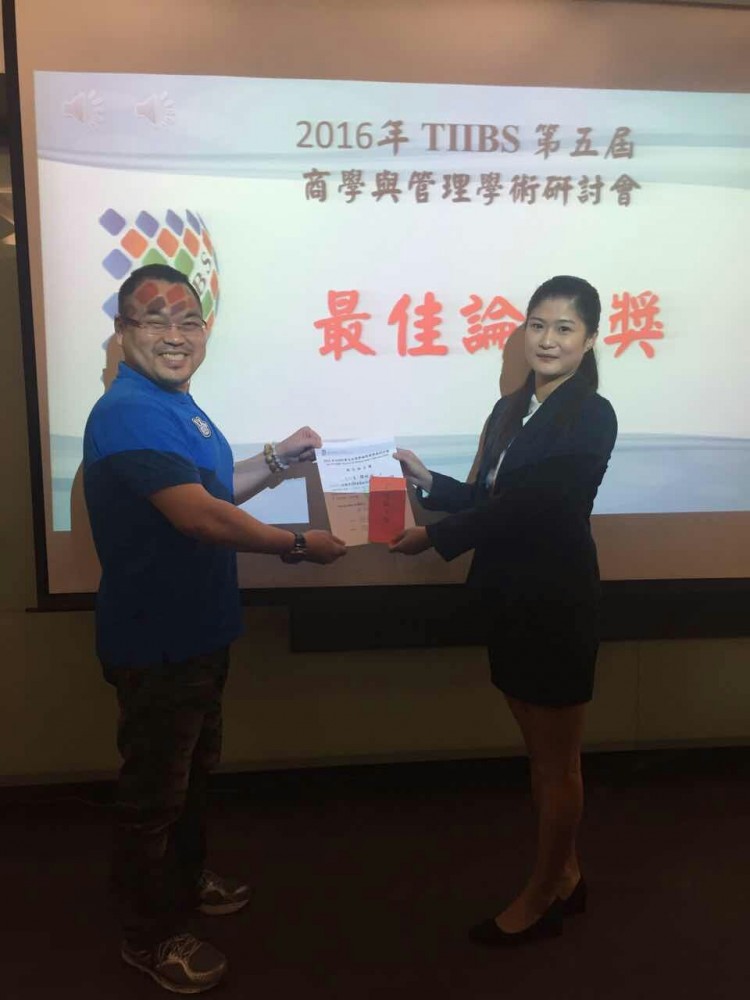 Dr. Jen-Hung Kingston Wang with Xiao-Yu Han, who was awarded Best Paper of the Conference in the “2016 Business & Management Conference of the Taiwan Institute of International Business Studies