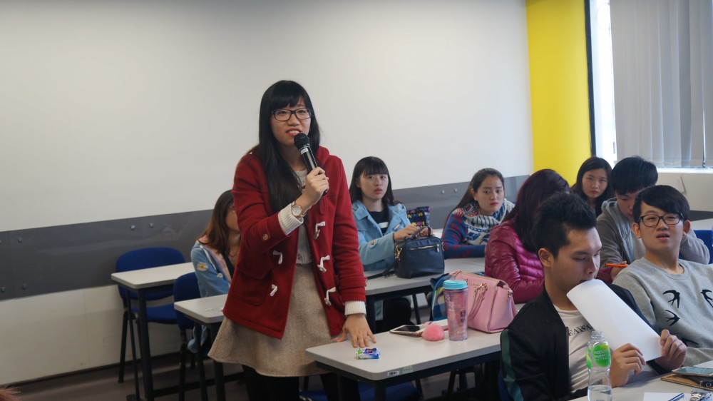 Students raised questions in the question and answer session.