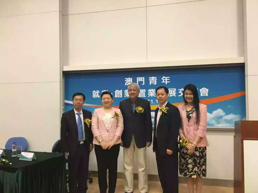 Rector Zhang and Vice Rector Leong with guest speakers
