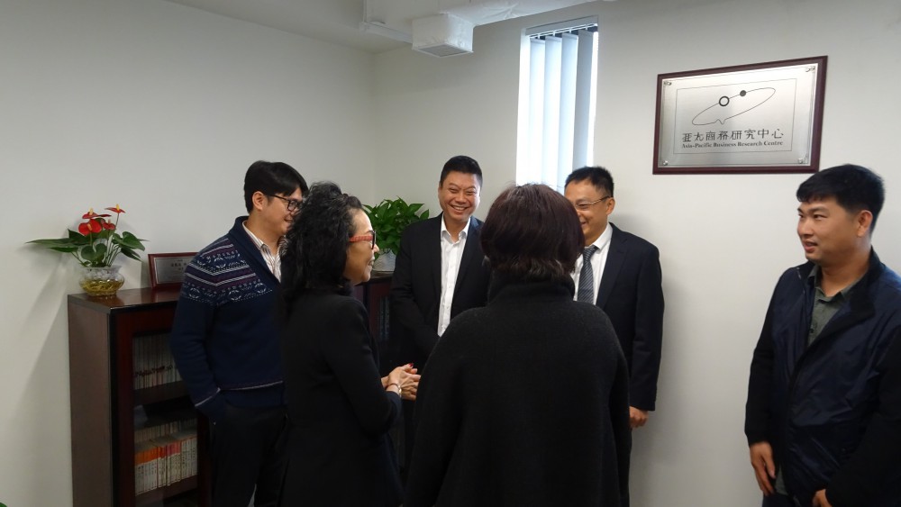Dr. Anita Leung and FOB alumni shared opinions with Dr. Eva Khong