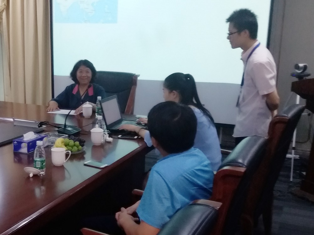 Prof. Kong Fanqing, Vice Rector of CityU, answers questions from parents and students