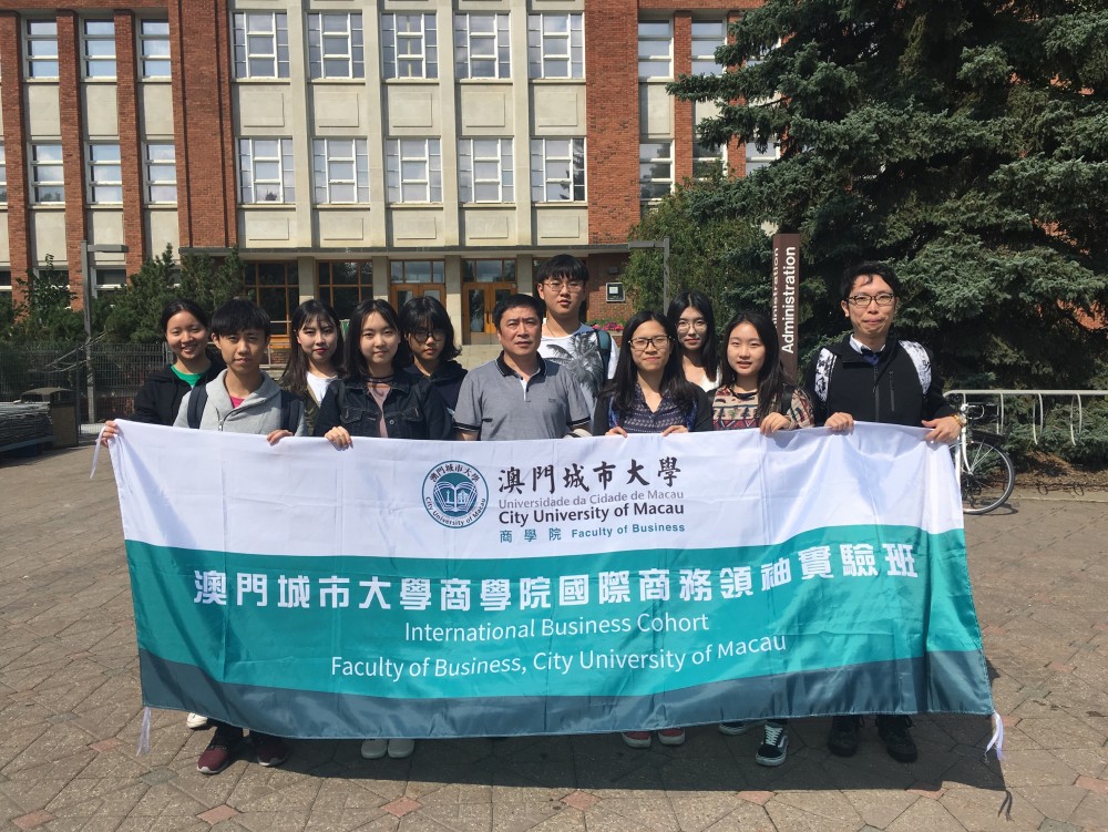 Registrar Sean Li visits the International Business Cohort

