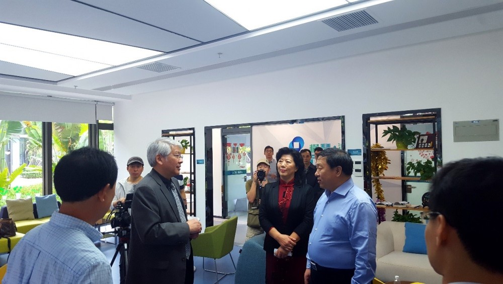  Rector Zhang introduces Macao higher education and City U to Mr. Li Zhigang, Deputy Commissioner of the Talent Work Bureau of The Organization Department of the Central Committee