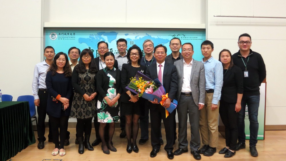 Dr. Eva Khong, Executive Associate Dean of FOB and FOB Faculty members