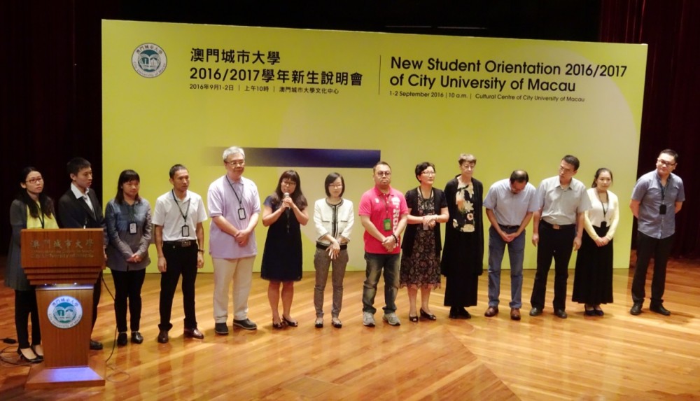 Academic staff members introducing themselves