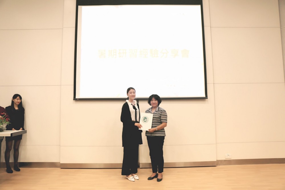 Vice Rector Kong Fanqing confers the certificate of summer training