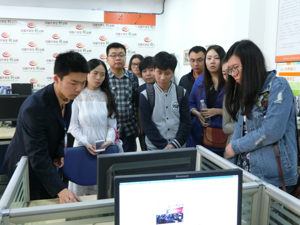 The Group visited the office of the China University Student Undertaking-founding Web