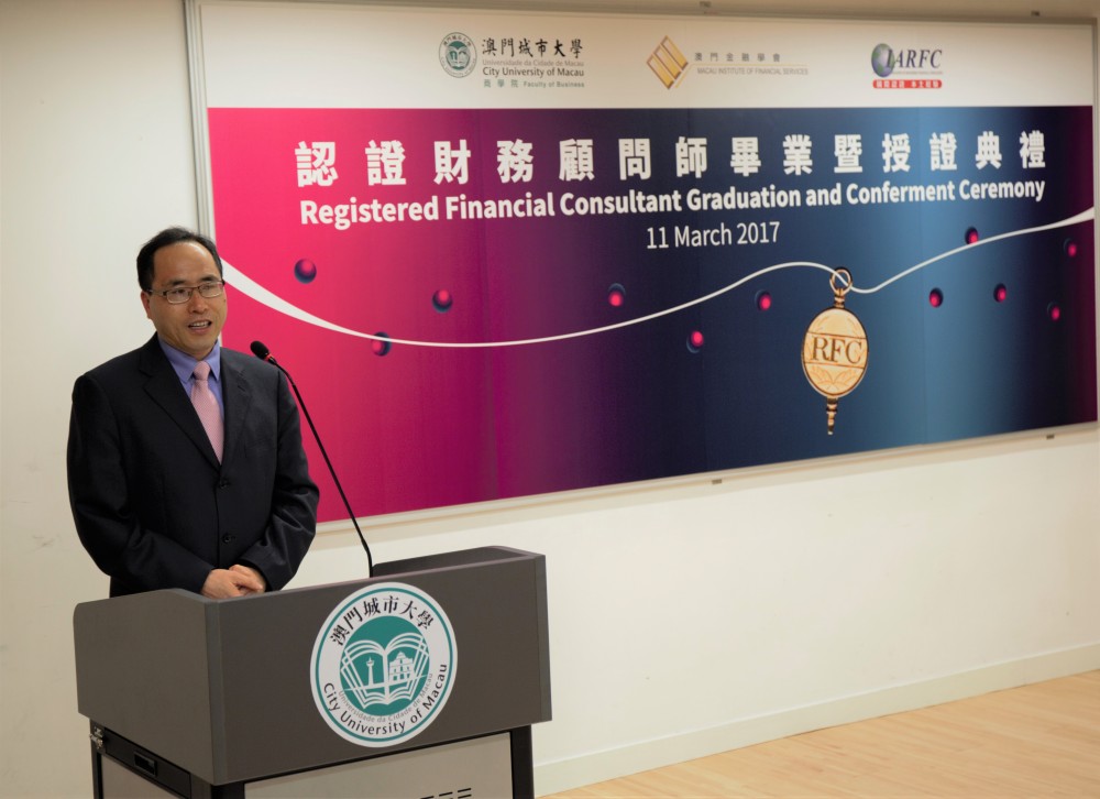 Associate Professor Wang Yinggui, from FOB, delivers a seminar of “Excel at your Job”