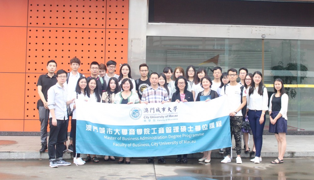 Group photo of Mr. Feng Shizhong, General Manager of Ahlstrom Machinery Co., Ltd and FOB teachers and students