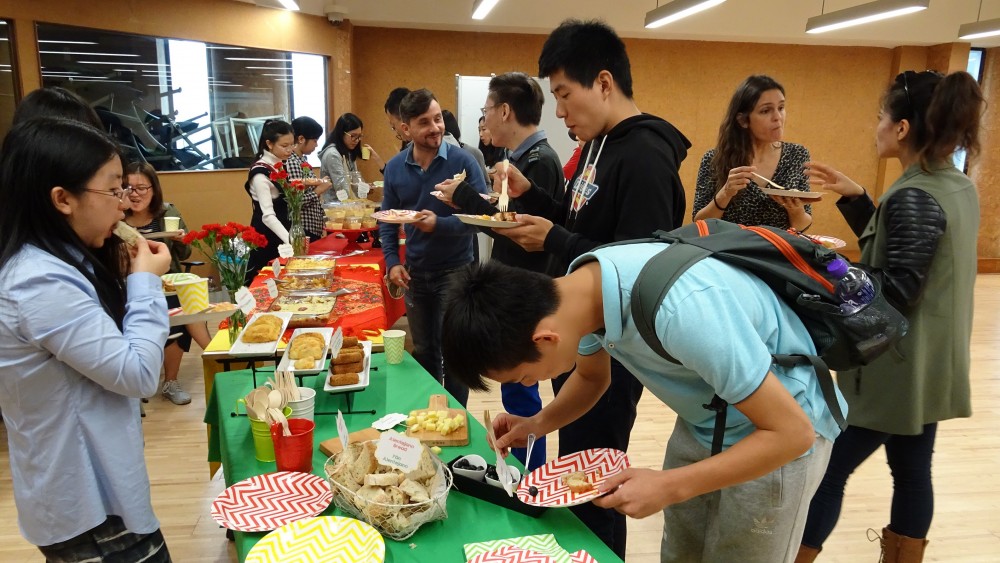 Interaction between teachers and students during the food tasting