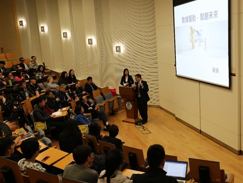 Mr. Yu Jian explains Fintech